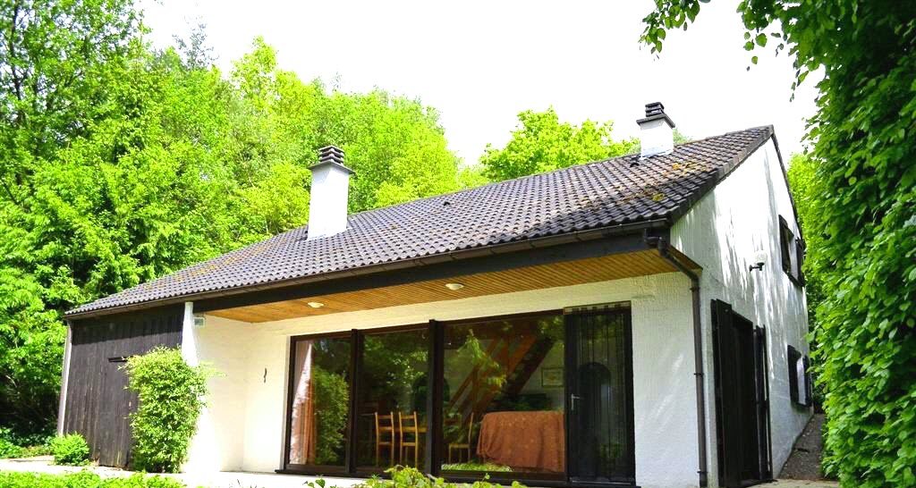 Het chalet gezien vanuit de tuin